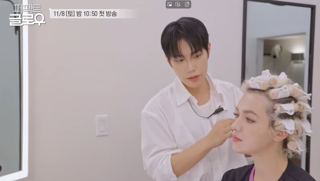 Leoj applies makeup on a client in "Perfect Glow" (tvN)