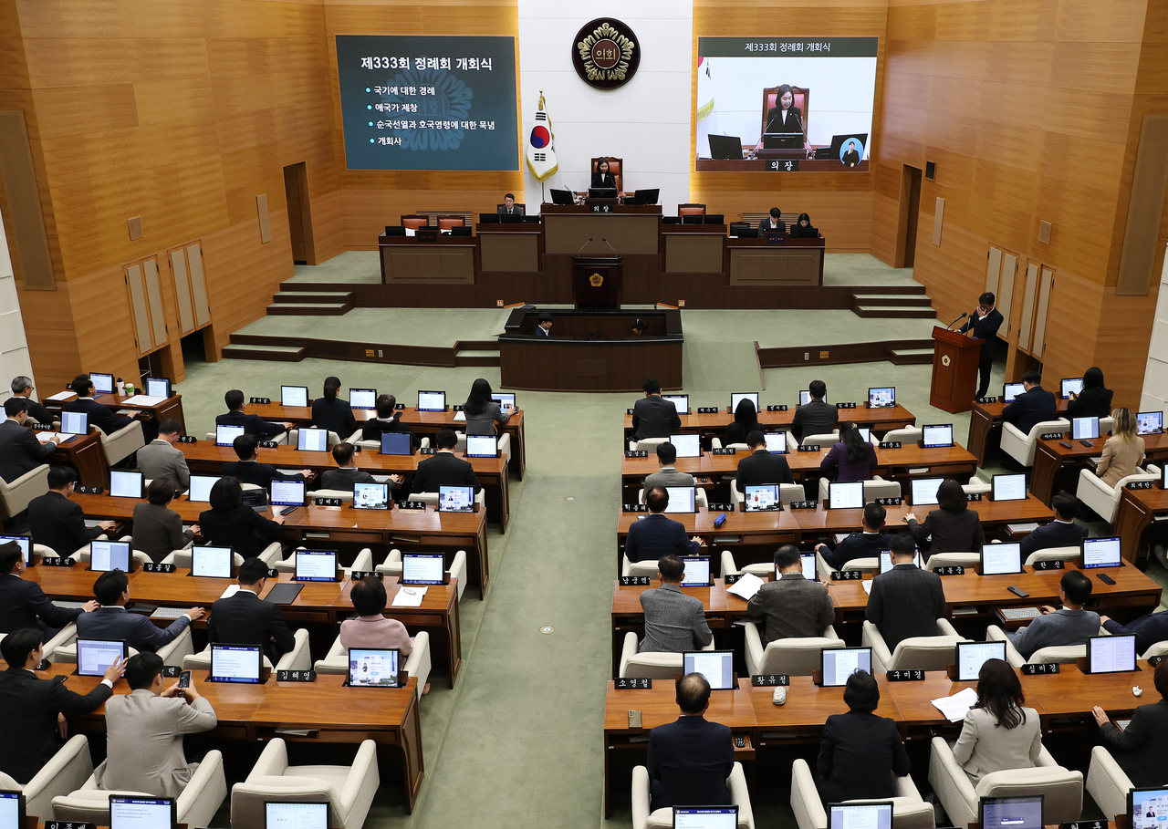 A session at the Seoul Metropolitan Council convenes on Nov. 3. (Yonhap)