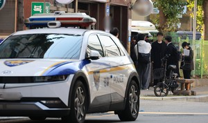 Arrest warrant issued for man over office stabbing spree in eastern Seoul