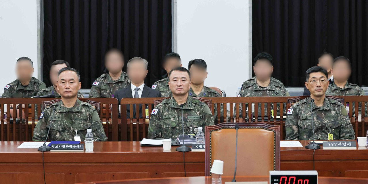 Defense Intelligence Agency chief Won Chun-hee (center) and 777th Command chief Park Jong-sun (right) attend a parliamentary audit by the National Assembly’s Intelligence Committee in Seoul on Wednesday. (Yonhap)