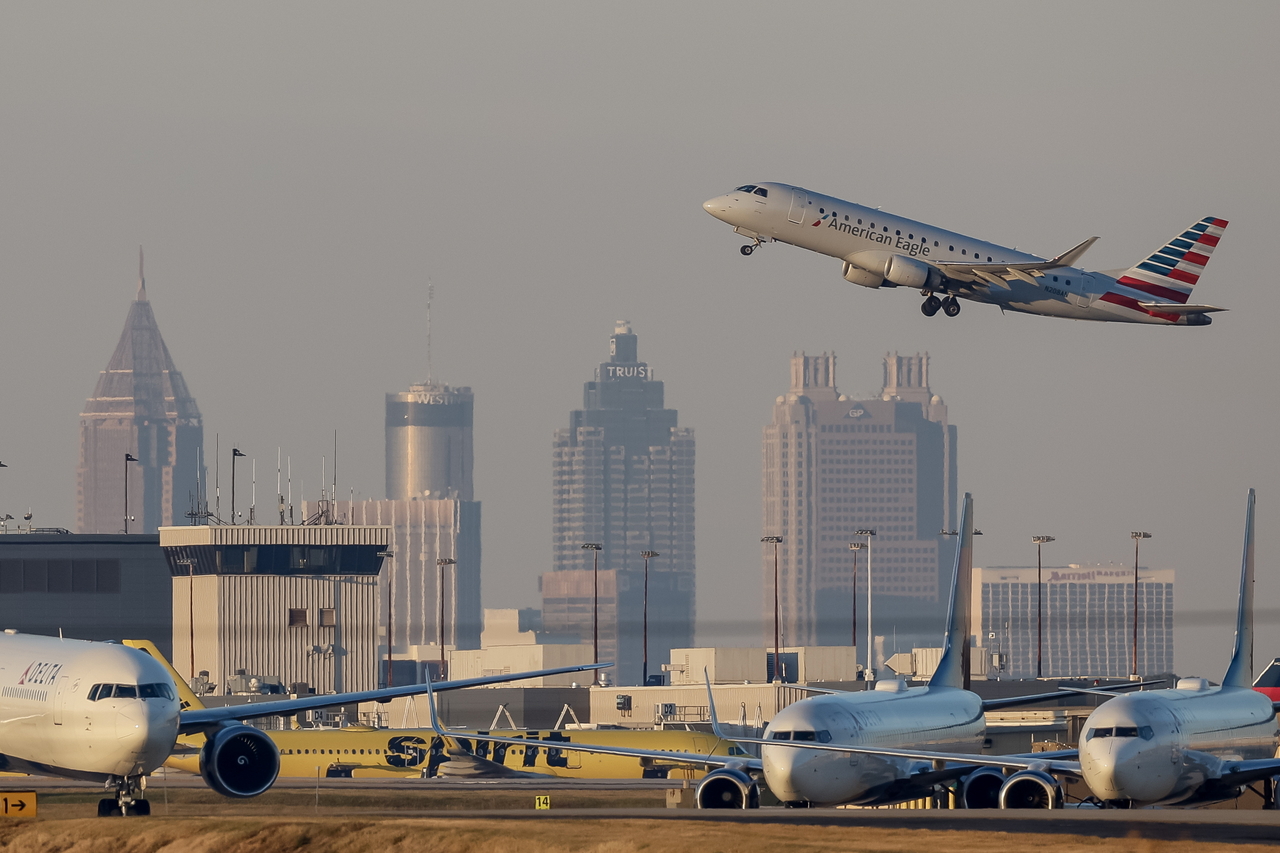 An American Eagle flight departs from Hartsfield-Jackson Atlanta International Airport in Atlanta, Georgia, Wednesday. (EPA-Yonhap)