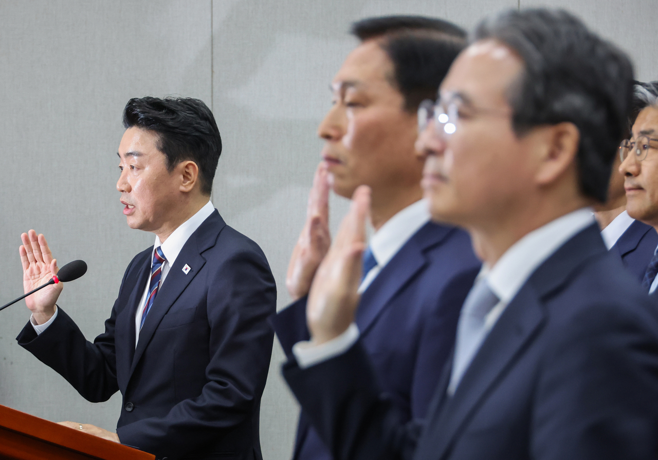 Kang Hoon-sik (left), chief of staff at the presidential office, and Kim Yong-beom (right), chief presidential secretary for national policy, take an oath during the parliament's inspection of the presidential office at the National Assembly in Seoul on Thursday. (Yonhap)