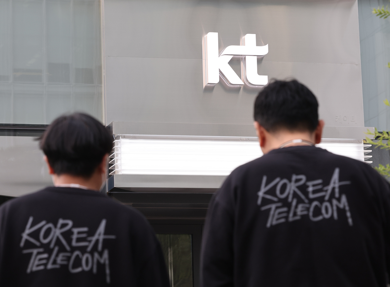 People are seen in front of the KT Corp. headquarters in Gwanghwamun in central Seoul on Thursday. (Yonhap)