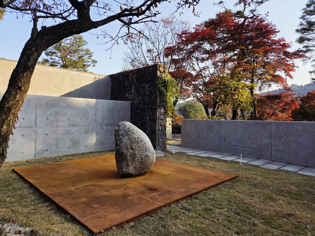 A viw of  "Silentium" by Lee U-fan at Ho-Am Art Museum (Park Yuna/The Korea Herald)