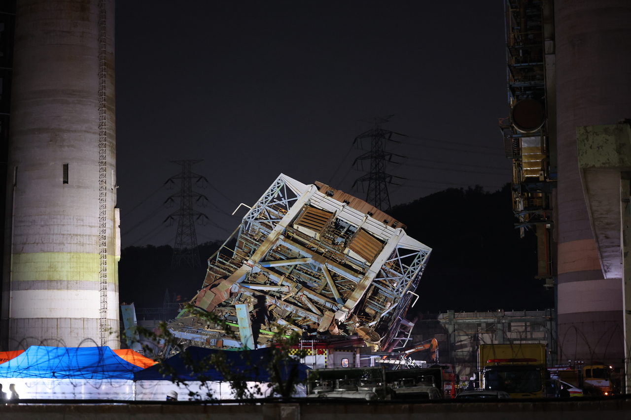 Firefighters carry out a rescue operation after a boiler tower collapsed at a thermal power plant operated by Korea East-West Power Co. in the southeastern city of Ulsan. (Ulsan)