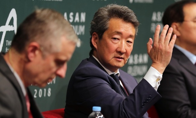 Victor Cha, senior adviser and Korea Chair at the Center for Strategic and International Studies, speaks during the Asan Plenum 2018 held under the theme “Illiberal International Order” at the Grand Hyatt Seoul in Yongsan District, Seoul, on April 24, 2018. (Herald DB)