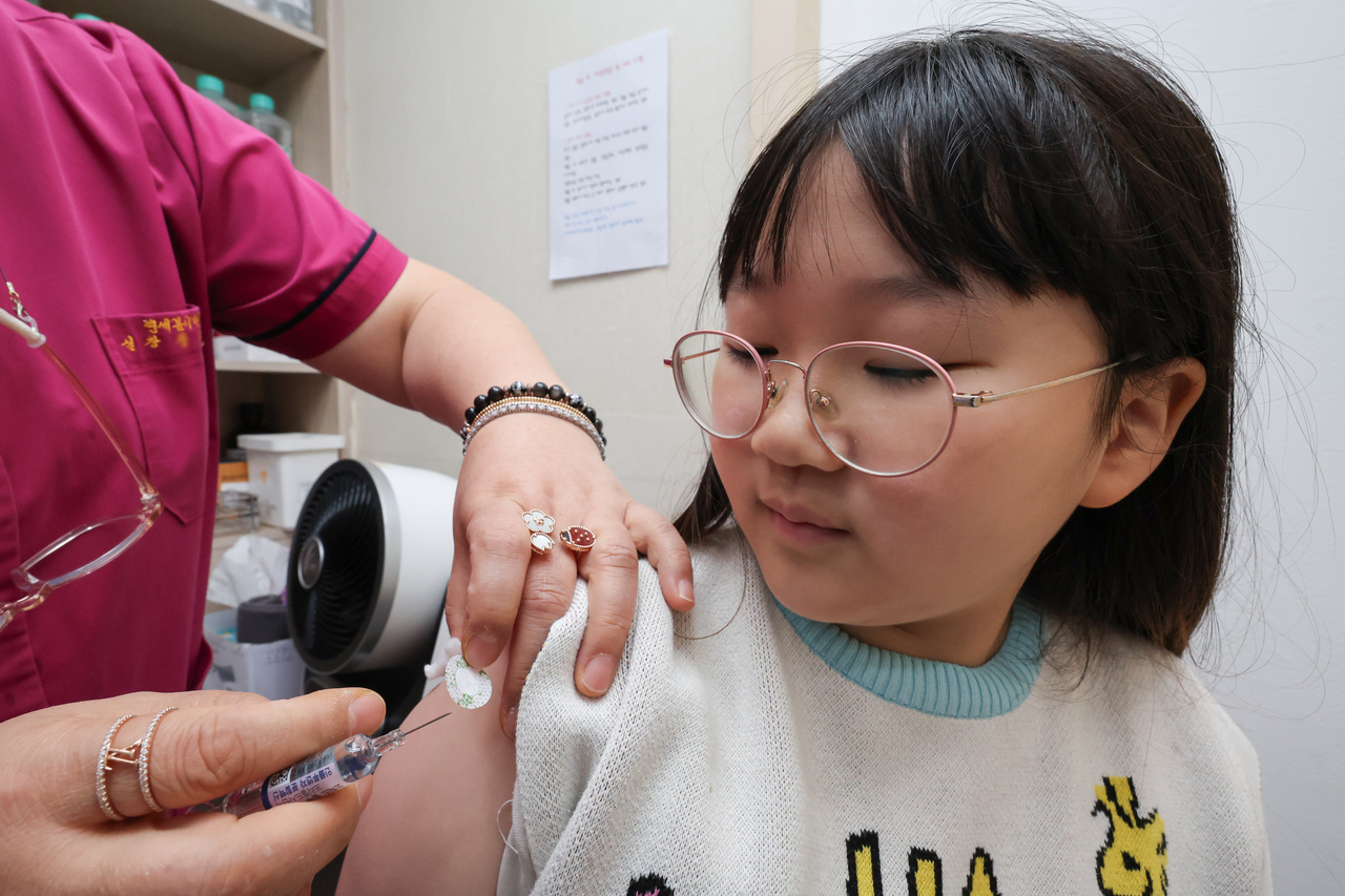 A child receives an influenza vaccination at a Seoul-based hospital on Oct. 22. (Yonhap)