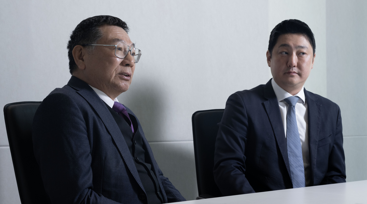 Colley Hwang (left), chair of Taiwan-based Digitimes and Kim Sung-soo Eric, CEO of Datacrunch Global, speaks during an interview with The Korea Herald in Yeouido, Seoul, on Friday. (Im Se-jun/The Korea Herald)