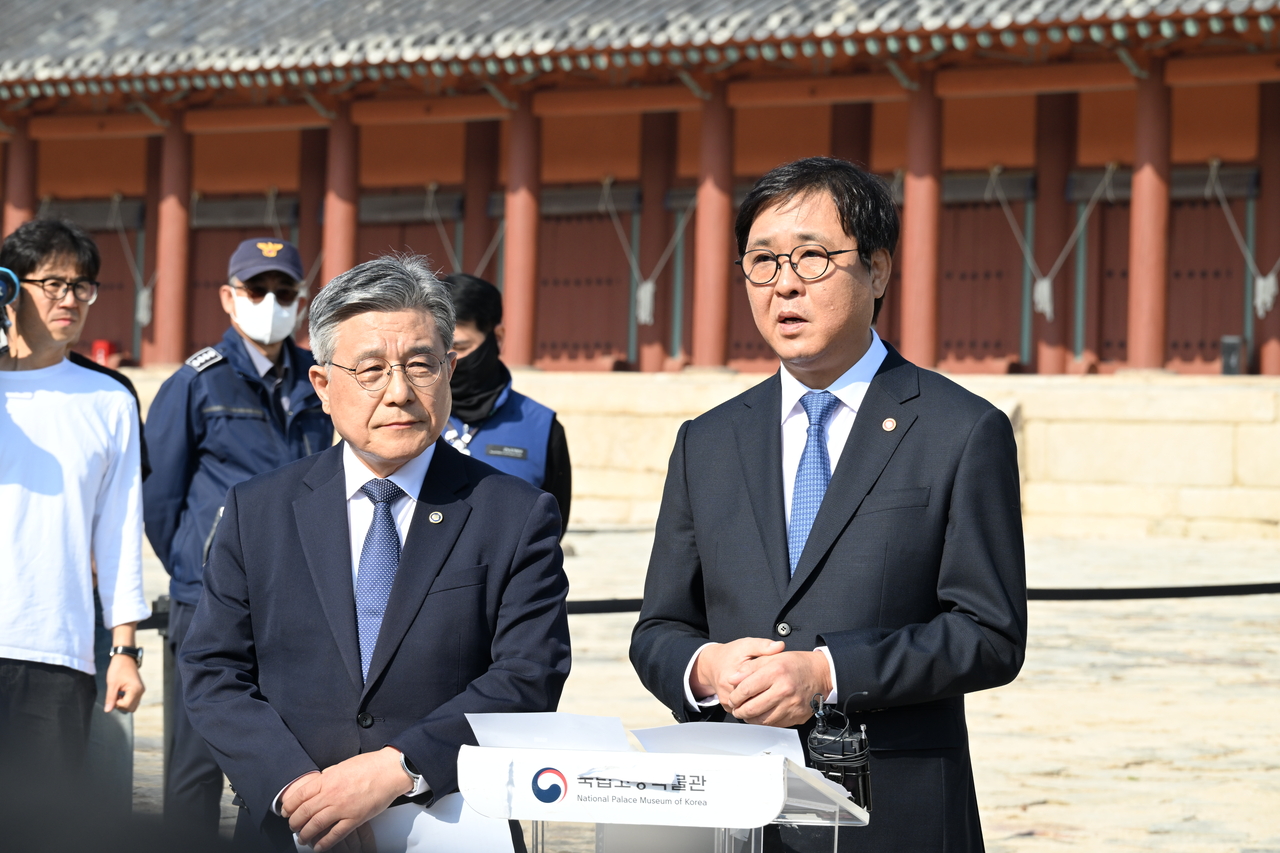 Korea Heritage Service Administrator Huh Min (left) and Culture Minister Chae Hwi-young denounce Seoul's high-rise plan near Jongmyo in front of local reporters at Jongmyo's Jeongjeon in Seoul on Friday. (KHS)