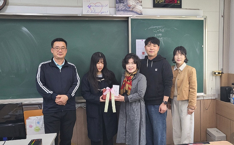 김인숙 회장(가운데) 이 울릉고를 방문해 수험생대표에개  응원의 손편지와 호박엿을 전달하며 기념사진을 찍고있다.[울릉군 새마을회 제공]