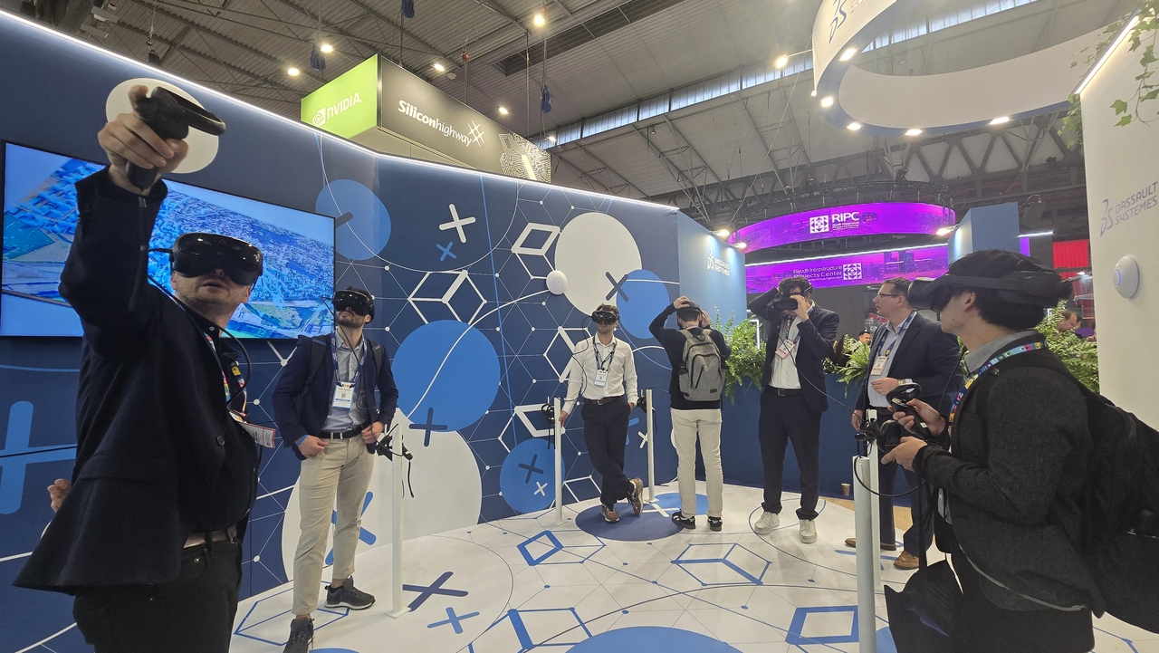 Visitors experience France-based Dassault Systemes' 3DExperience platform through virtual reality devices during the Smart City Expo World Congress 2025 at Fira Barcelona Gran Via, in Barcelona, Spain. (Jie Ye-eun/The Korea Herald)