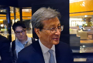 Samsung chief's 'right-hand man' steps down