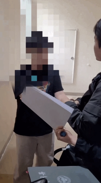 This photo distributed by the Seoul Metropolitan Police Agency shows the 21-year-old suspect (left), who ran a criminal group that sexual exploited its victims, being placed under arrested on Oct. 19. (Yonhap)