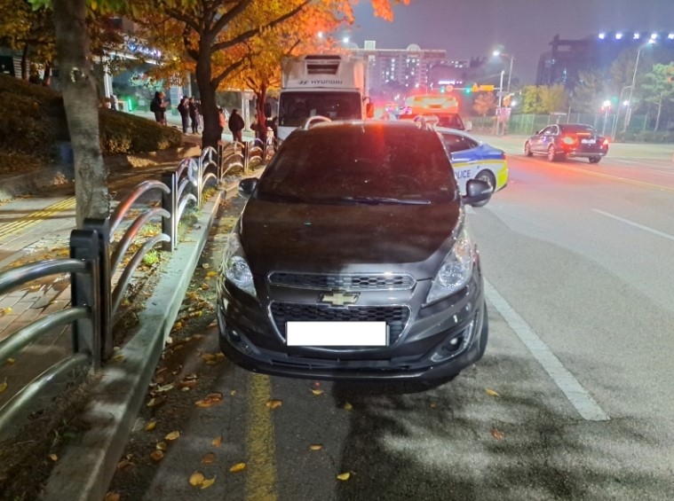 A vehicle involved in an incident is seen parked on the side of the road after the accident in Suwon, Gyeonggi Province, on Thursday. (Yonhap)