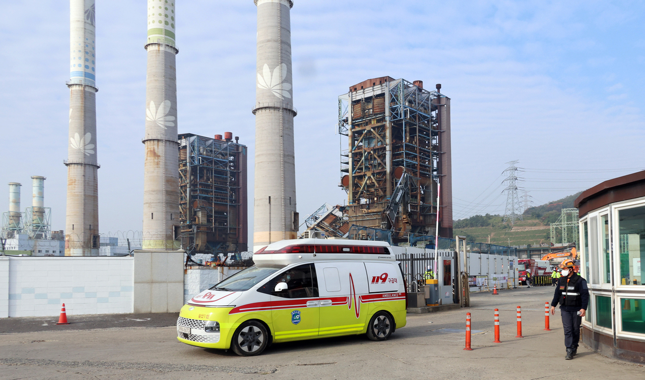 An ambulance carrying a rescued worker who was in cardiac arrest from the collapsed boiler tower site at the Ulsan Thermal Power Plant leaves for the nearest hospital on Friday. (Yonhap)
