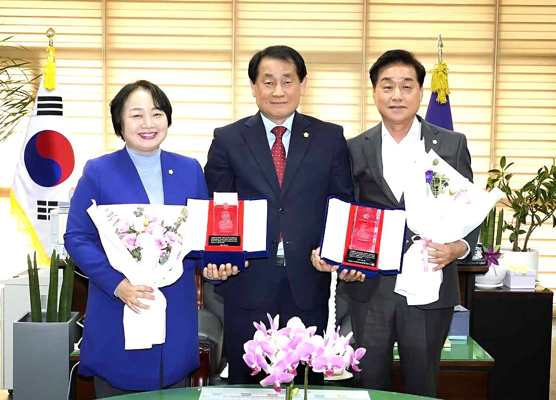 안동시의회 권기윤의원(오른쪽)과 정복순 의원(왼쪽)이 2025년 경상북도 의정 봉사 대상’을 수상한후 김경도 안동시의회 의장과 기념사진을 찍고 있다.[안동시 의회 제공]