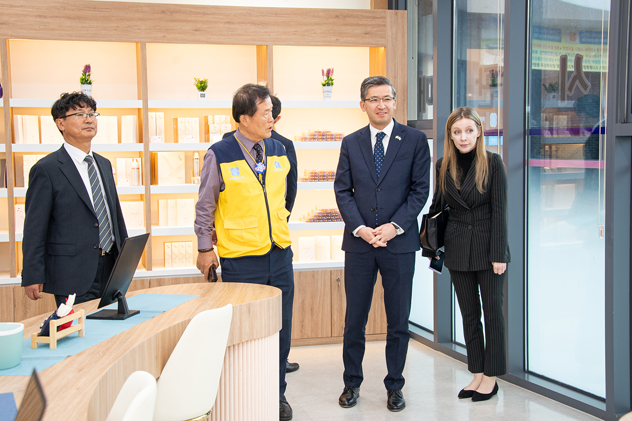 지난달 28일 대구한의대 경산동의한방촌을 방문한 주한 우즈베키스탄 대사 일행.[대구한의대 제공]