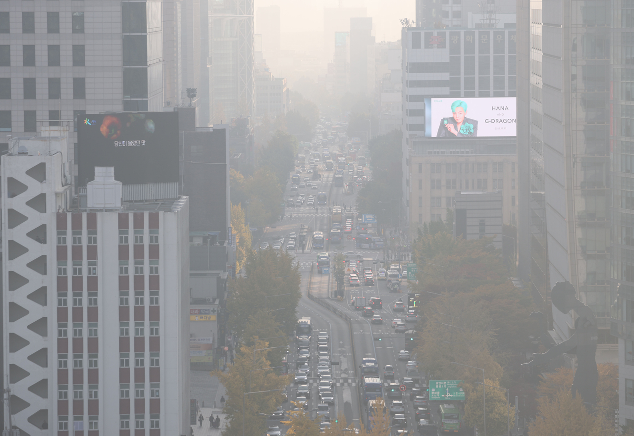 Central Seoul appears hazy Friday morning as fine dust levels in the capital region remain in the “bad” range. (Yonhap)