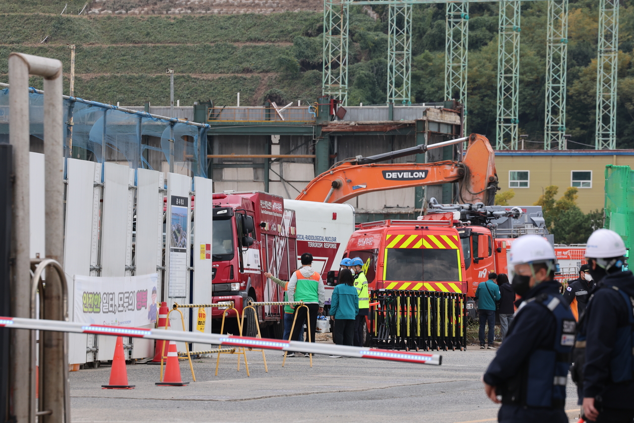 Search and rescue efforts are under way to locate two missing workers from the collapsed boiler tower at a thermal power plant in the southeastern city of Ulsan on Saturday. (Yonhap)