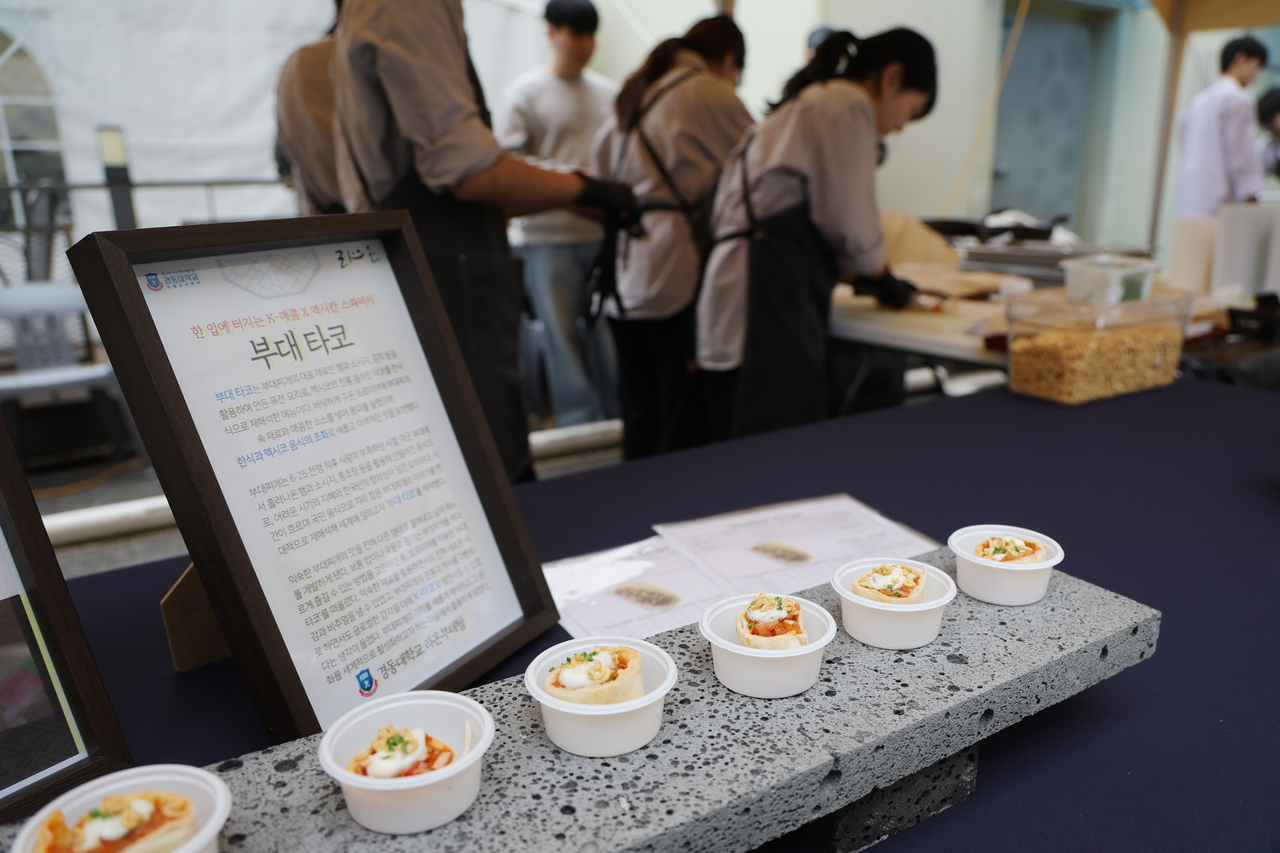 A group of chefs preapre a new dish by fusing ingredients used in budae jjigae with Mexican tacos during a cooking contest at the Uijeongbu Budae Jjigae Festival. (Yonhap)