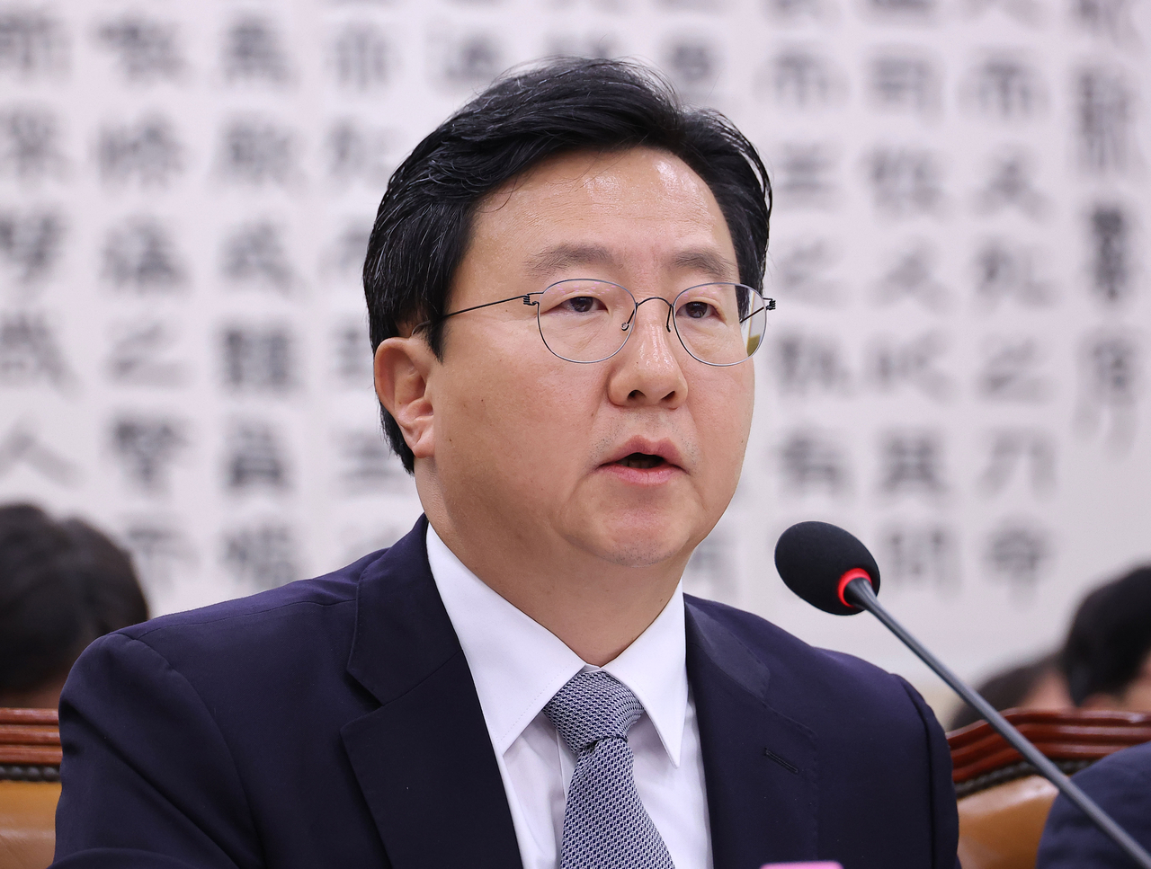 Jung Jin-woo, the head of the Seoul Central District Prosecutors Office, speaks during a plenary session of the Legislation and Judiciary Committee at the National Assembly in Seoul, on Oct. 23. (Yonhap)