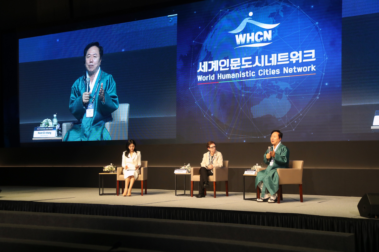 권기창 안동시장이  6·7일 안동국제컨벤션센터(ADCO)에서 열린  제1회 세계인문도시네트워크 총회 및 정책세션에서 ‘인문중심 도시의 지속 가능한 미래 비전’을 주제로  대담하고 있다.[안동시 제공]