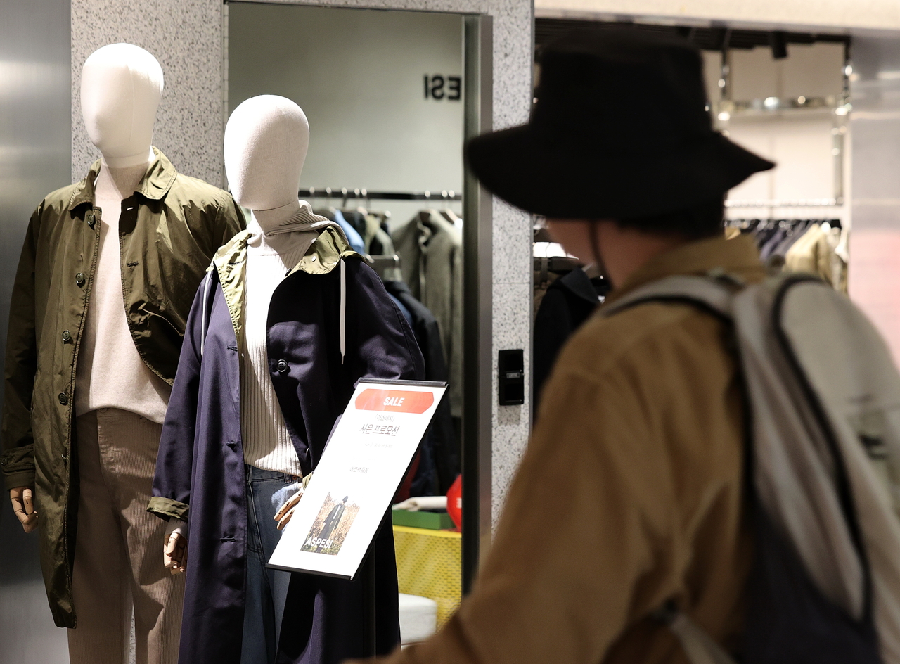 A man shops at a Lotte Department Store outlet in this undated file photo. (Yonhap)