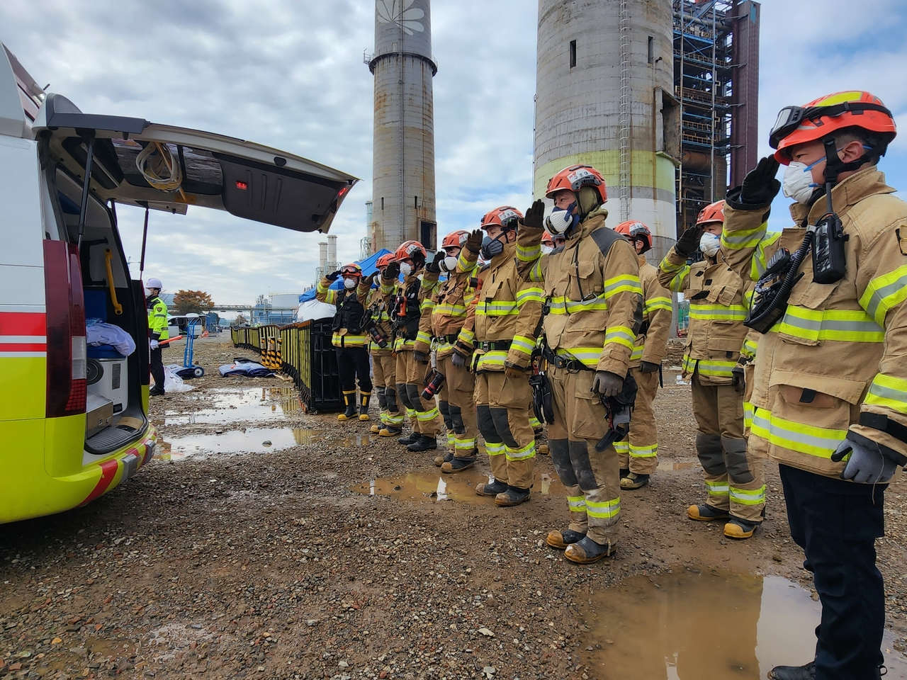 Fire authorities recover the body of a 44-year-old worker surnamed Kim from the collapsed boiler tower at the Ulsan branch of Korea East-West Power Co., a state-run utility, in Ulsan on Sunday. Kim, who had been trapped in the wreckage, died while awaiting rescue, three days after the accident. The photo shows rescue workers saluting after retrieving Kim’s body. (Ulsan Fire Headquarters via Yonhap)