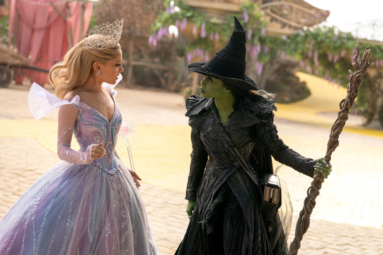 Ariana Grande as Glinda (left) and Cynthia Erivo as Elphaba in "Wicked: For Good" (Universal Pictures International Korea)