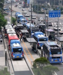 Bus union postpones strike plan until after Suneung, talks to continue