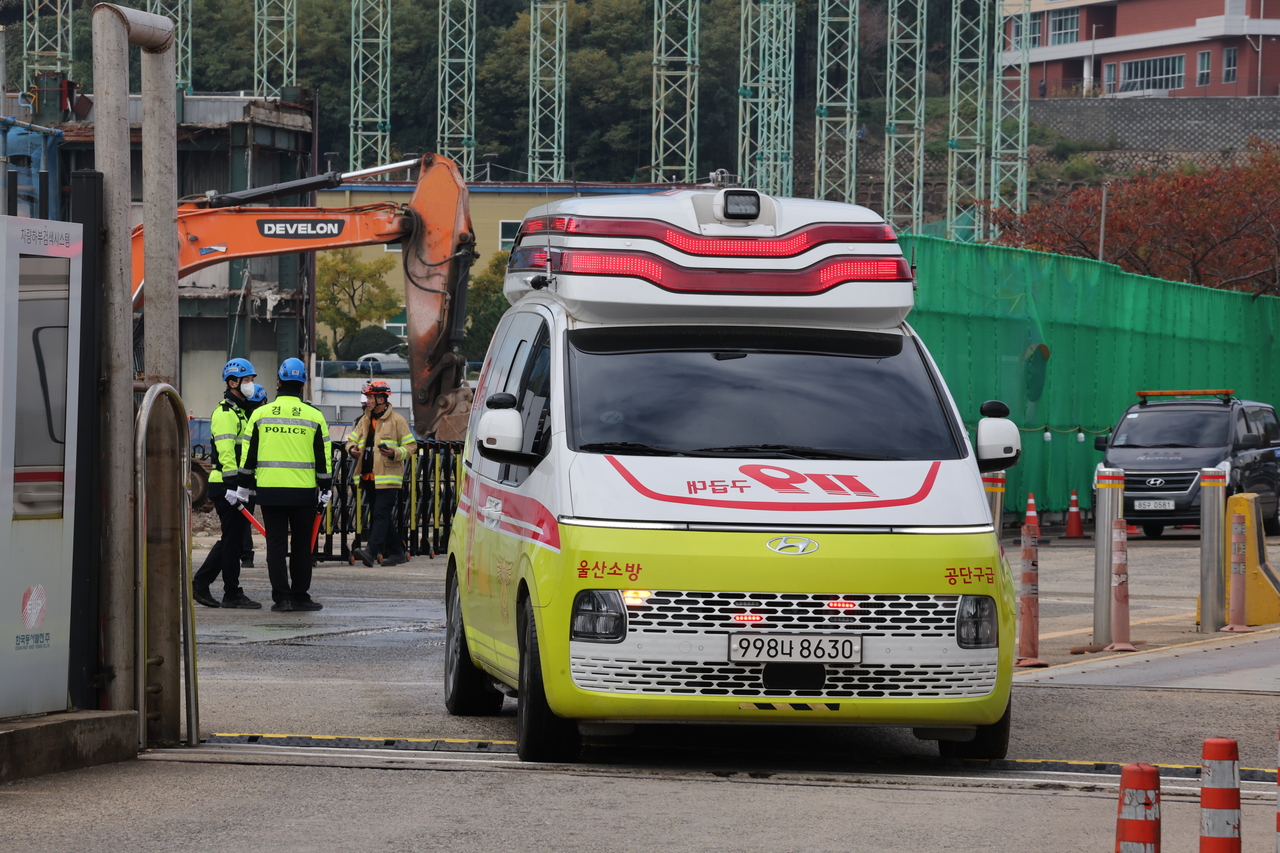An ambulance carrying the body of the third man recovered from a collapsed boiler tower at a thermal power plant in the southeastern city of Ulsan leaves the accident site on Sunday. (Yonhap)