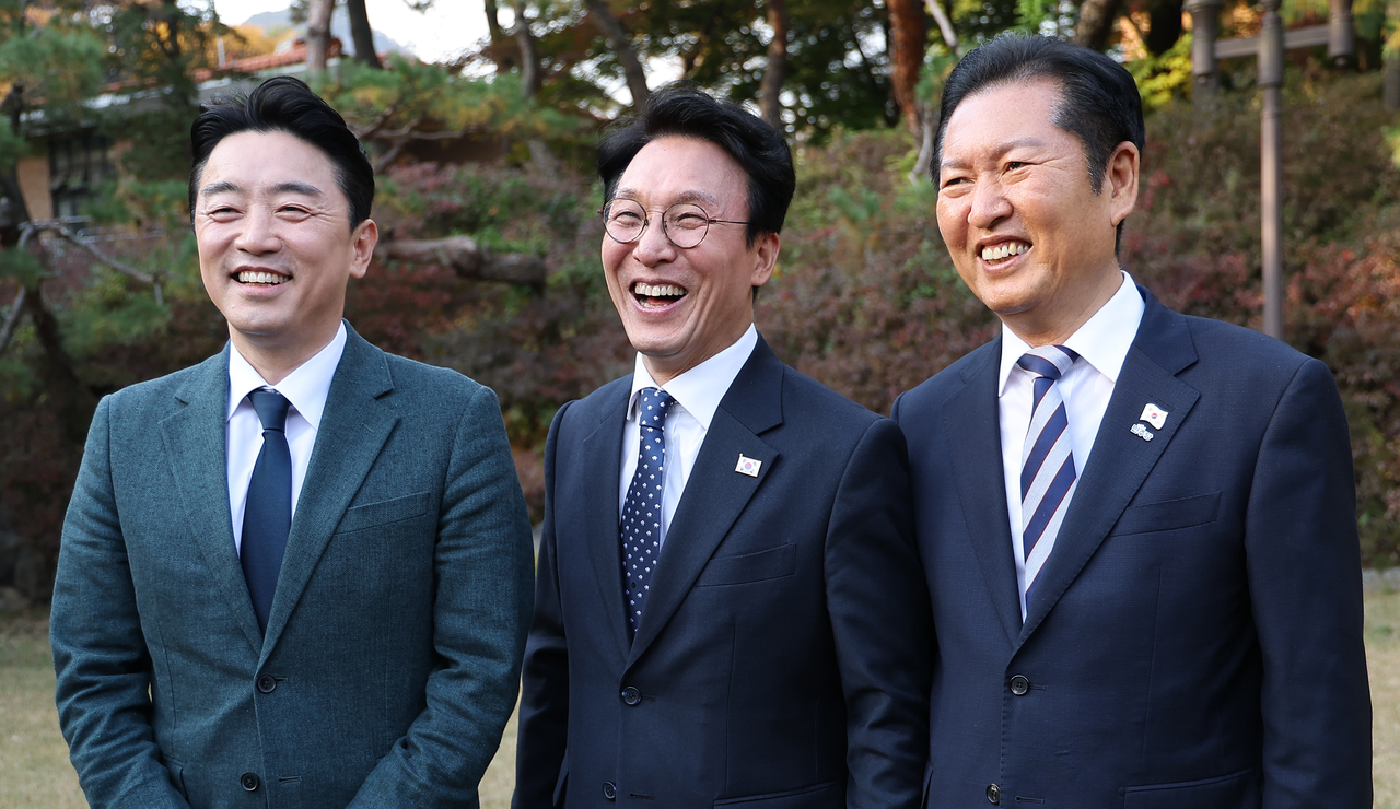From left: Presidential chief of staff Kang Hoon-sik, Prime Minister Kim Min-seok and Democratic Party of Korea chair Rep. Jung Chung-rae (Yonhap)