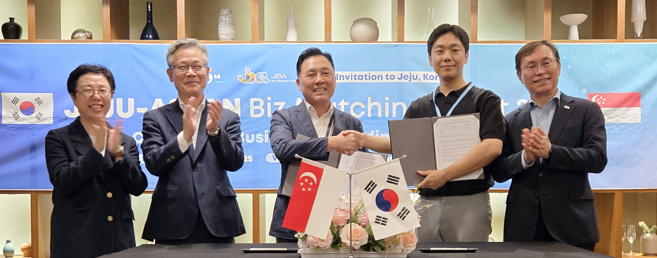 Officials from Jeju Pig Farmers' Cooperative and local buyers pose for a photo after signing a export deal on the sidelines of the “2025 Invitation to Jeju, Korea" held in Singapore between Tuesday and Thursday. (Yonhap)