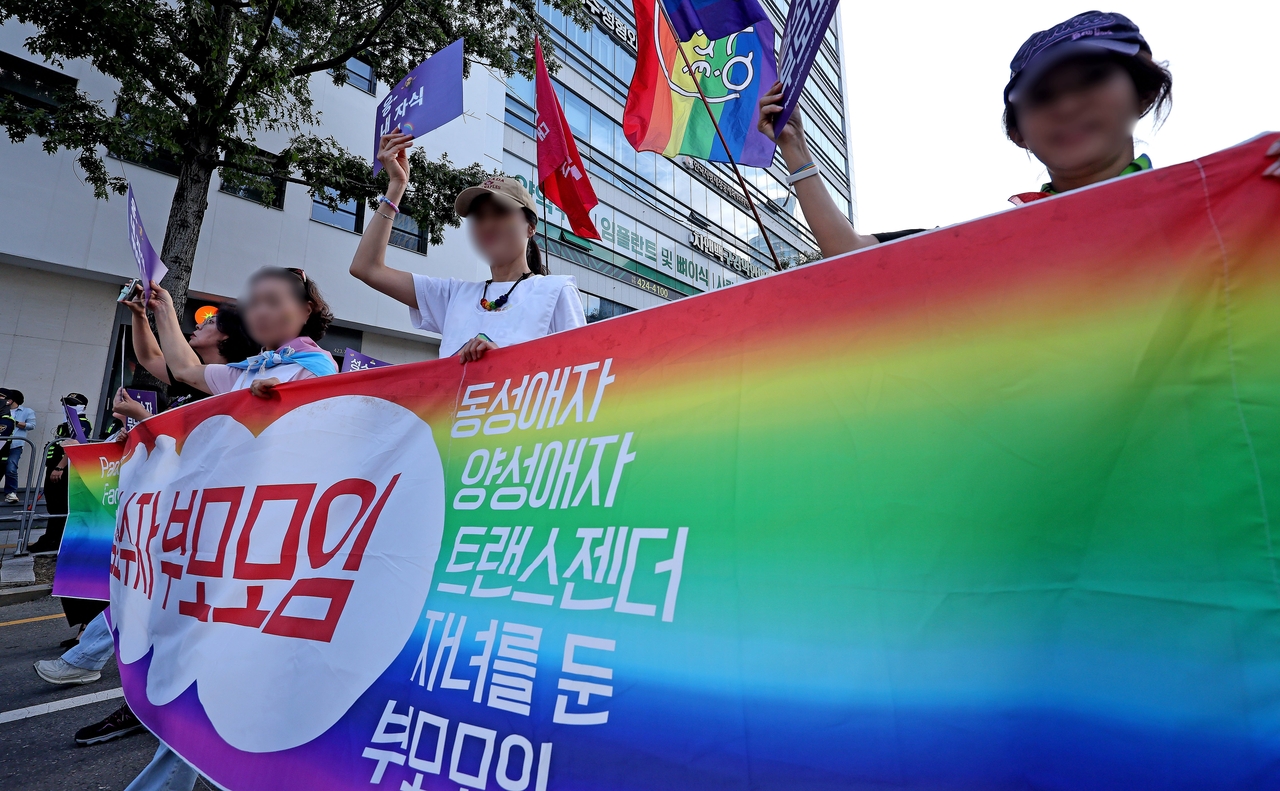 Marchers wave flags and banners during the 17th Daegu Queer Culture Festival held on Sept. 20 in downtown Daegu. (Newsis)