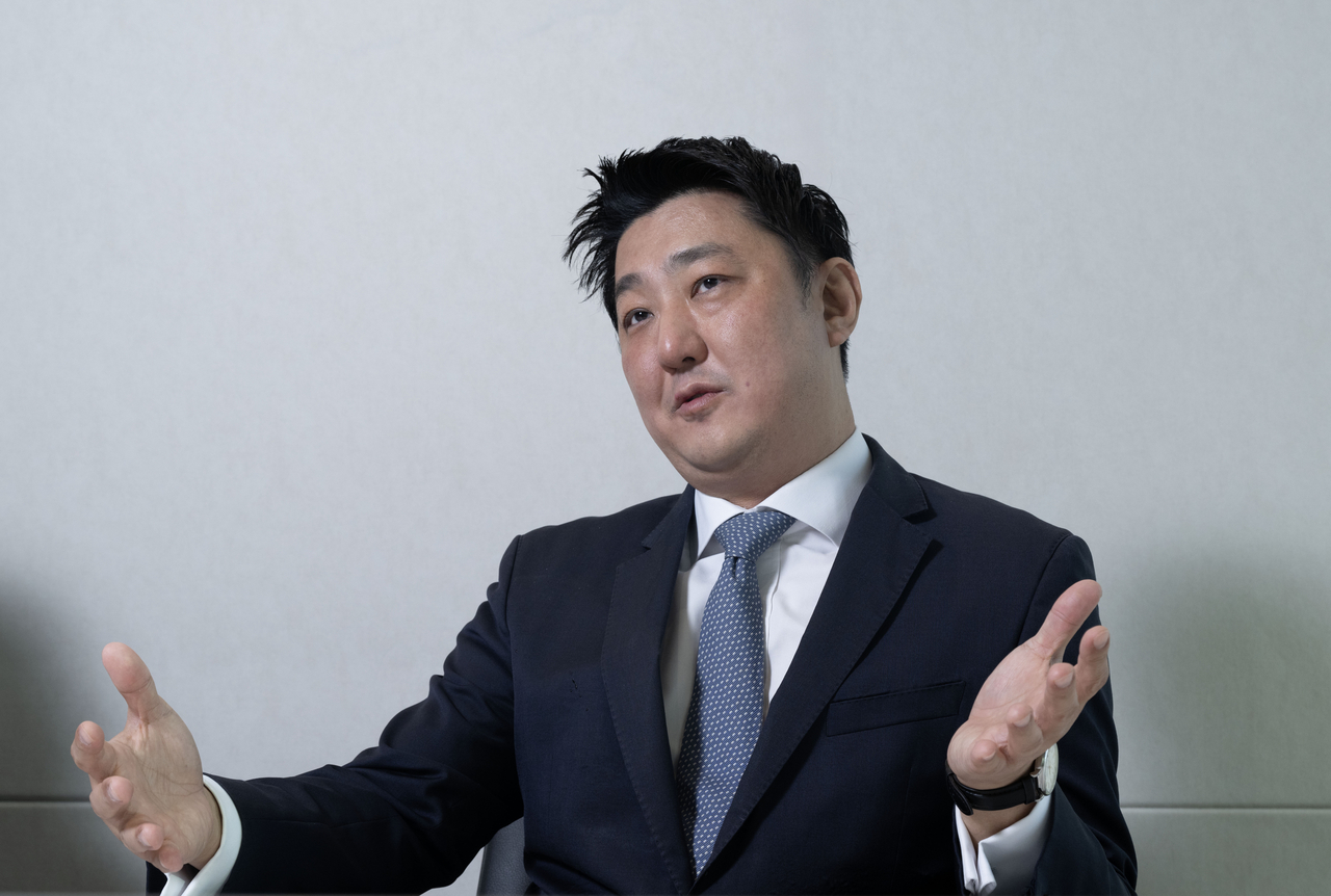 Kim Sung-soo, CEO of Datacrunch Global and adjunct professor at the Graduate School of Business at Yonsei University, speaks during an interview with The Korea Herald in Yeouido, Seoul, on Friday. (Im Se-jun/The Korea Herald)