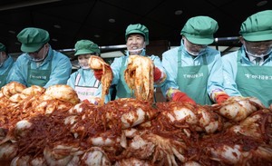 [Photo News] Hana shares warmth through kimchi