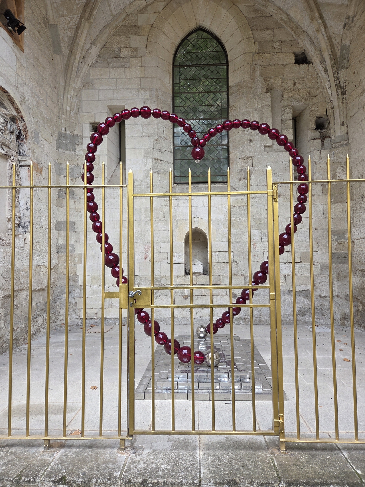 "Kunci" oleh Jean-Michel Othoniel di Chapelle Sainte-Claire di Avignon, Prancis (Park Yuna/The Korea Herald)