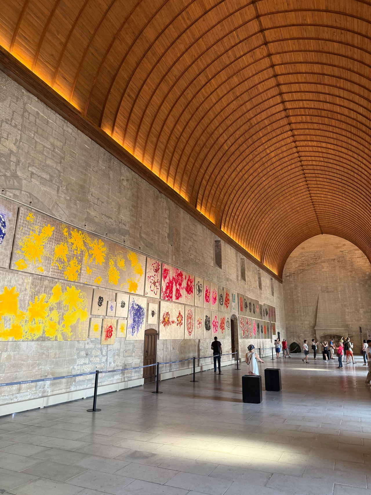 Tampilan instalasi “Othoniel Cosmos atau Hantu Cinta" di Grand Tinel Palais des Papes di Avignon, Prancis (Pariwisata Avignon, Galeri Kukje)