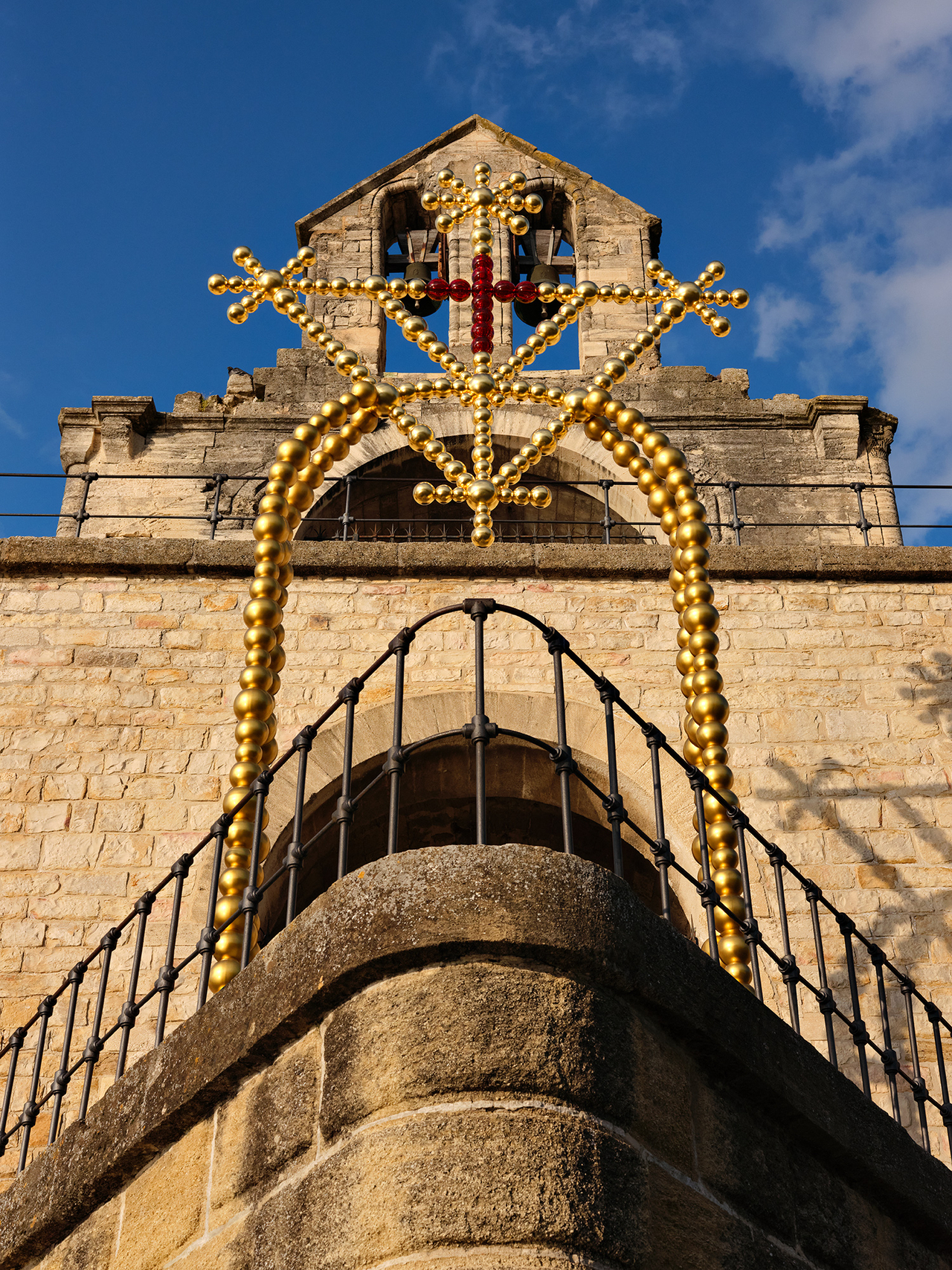 "Gerbang Navigator" oleh Jean-Michel Othoniel sedang dilihat di Pont Saint-Benezet di Avignon, Prancis. (Francois Deladerriere, Galeri Kukje)
