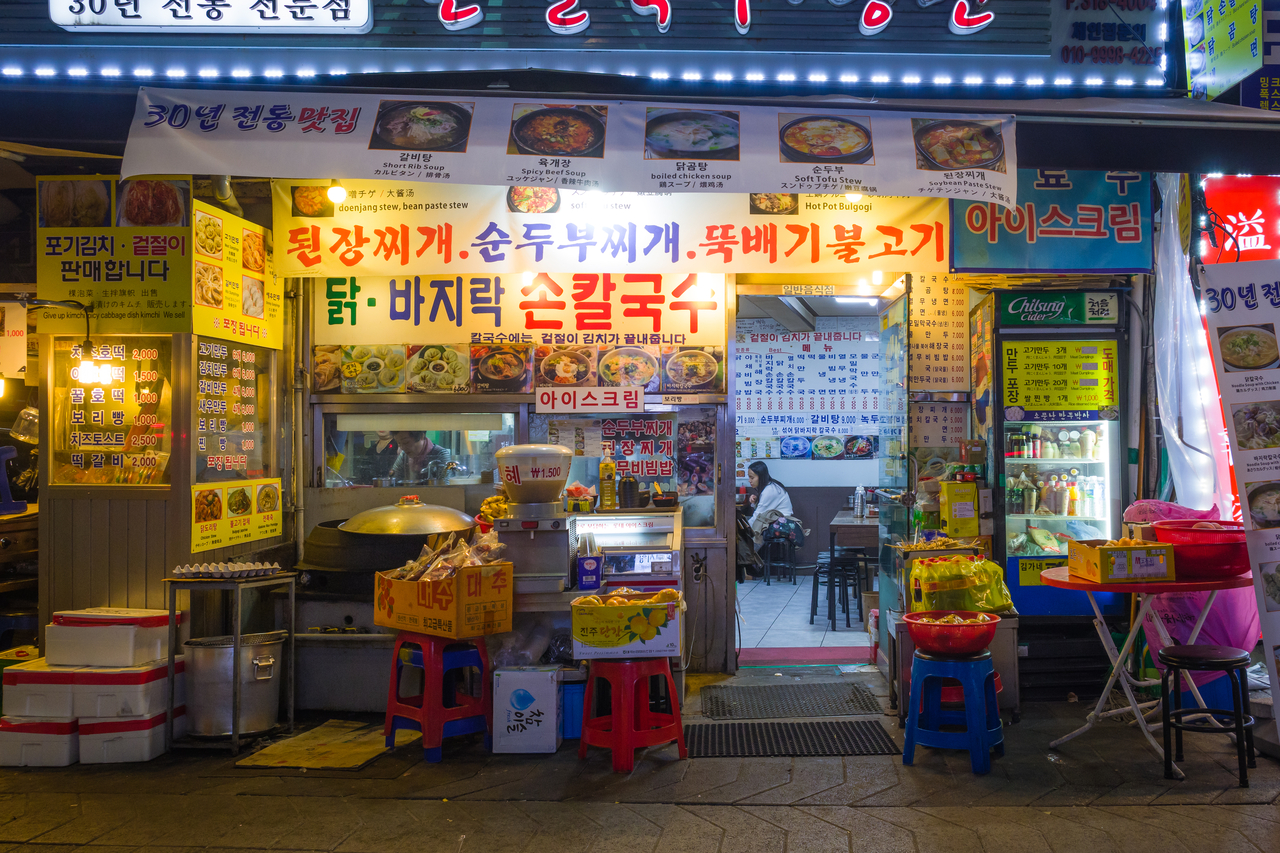 Restaurant in central Seoul at night. (Getty Images Bank)