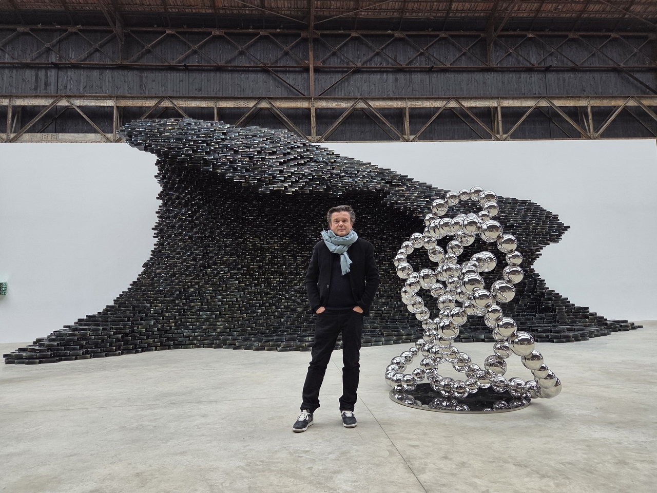 Jean-Michel Othoniel berpose untuk foto di studionya di Montreuil, Prancis, pada 22 Oktober. (Park Yuna/The Korea Herald)
