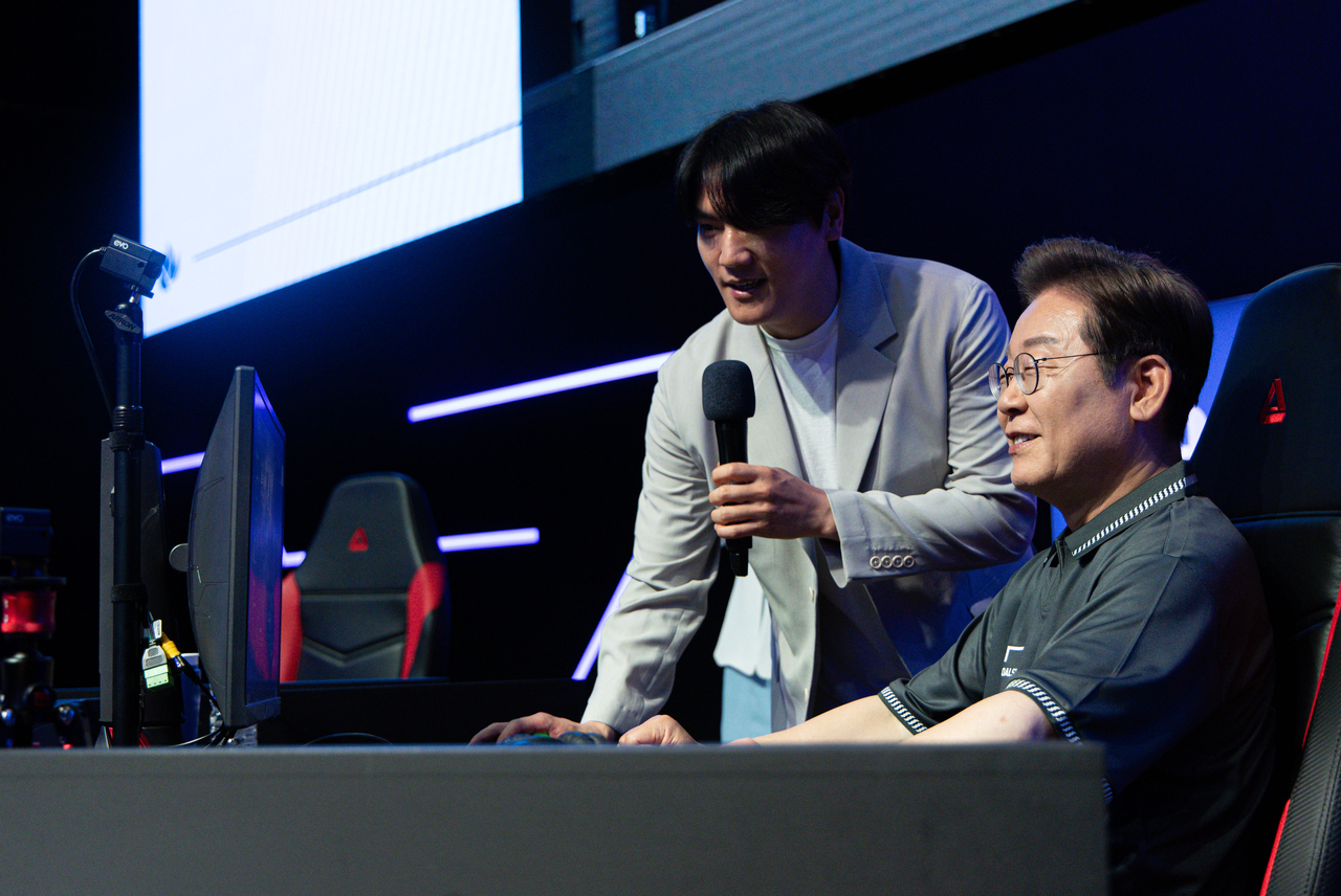 Lee Jae Myung, Democratic Party presidential candidate, tries out the game League of Legends during the “K-Content eSports LEVEL UP!” eSports industry briefing at Gwangju eSports Stadium, located at Chosun University in Dong District, Gwangju, on the afternoon of May 17. (Newsis)