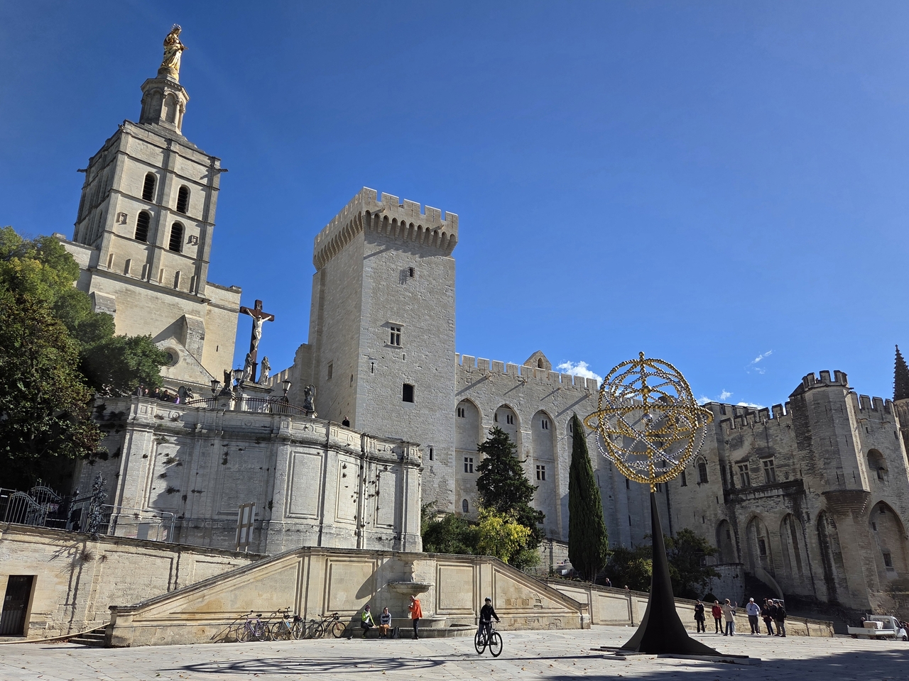 "Astrolabe (Alun-Alun Istana)" terlihat di Palais des Papes di Avignon, Prancis, sebagai bagian dari “Othoniel Cosmos atau Hantu Cinta" pameran. (Park Yuna/The Korea Herald)