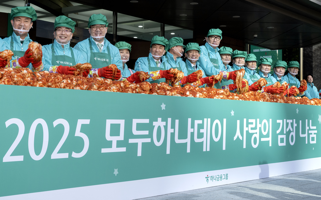 함영주(왼쪽 다섯 번째) 하나금융지주 회장과 임직원들이 10일 오전 서울 중구 하나금융그룹 명동사옥에서 열린 2025 모두하나데이 사랑의 김장 나눔 행사 시작 전 기념촬영을 하고 있다. 임세준 기자