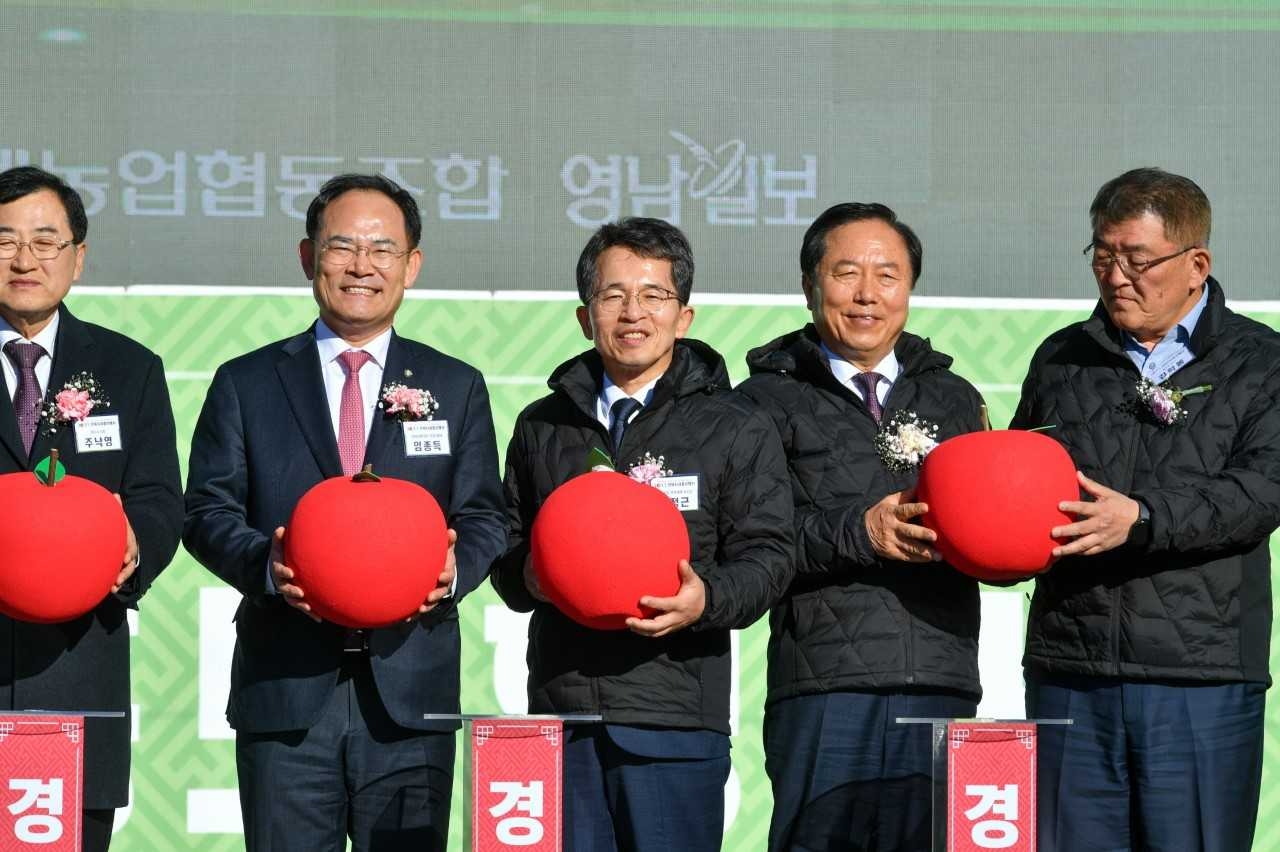 영주시와 예천군이 서울시청 광장에서 열리는 ‘2025 경북사과 홍보행사’에 참가해 지역 우수 농산물 홍보에 나섰다. 사진 왼쪽부터 주낙영 경주시장, 임종득 국회의원,유정근 영주시장 권한대행,귄기창 안동시장,김학동 예천군수.[영주시 제공]
