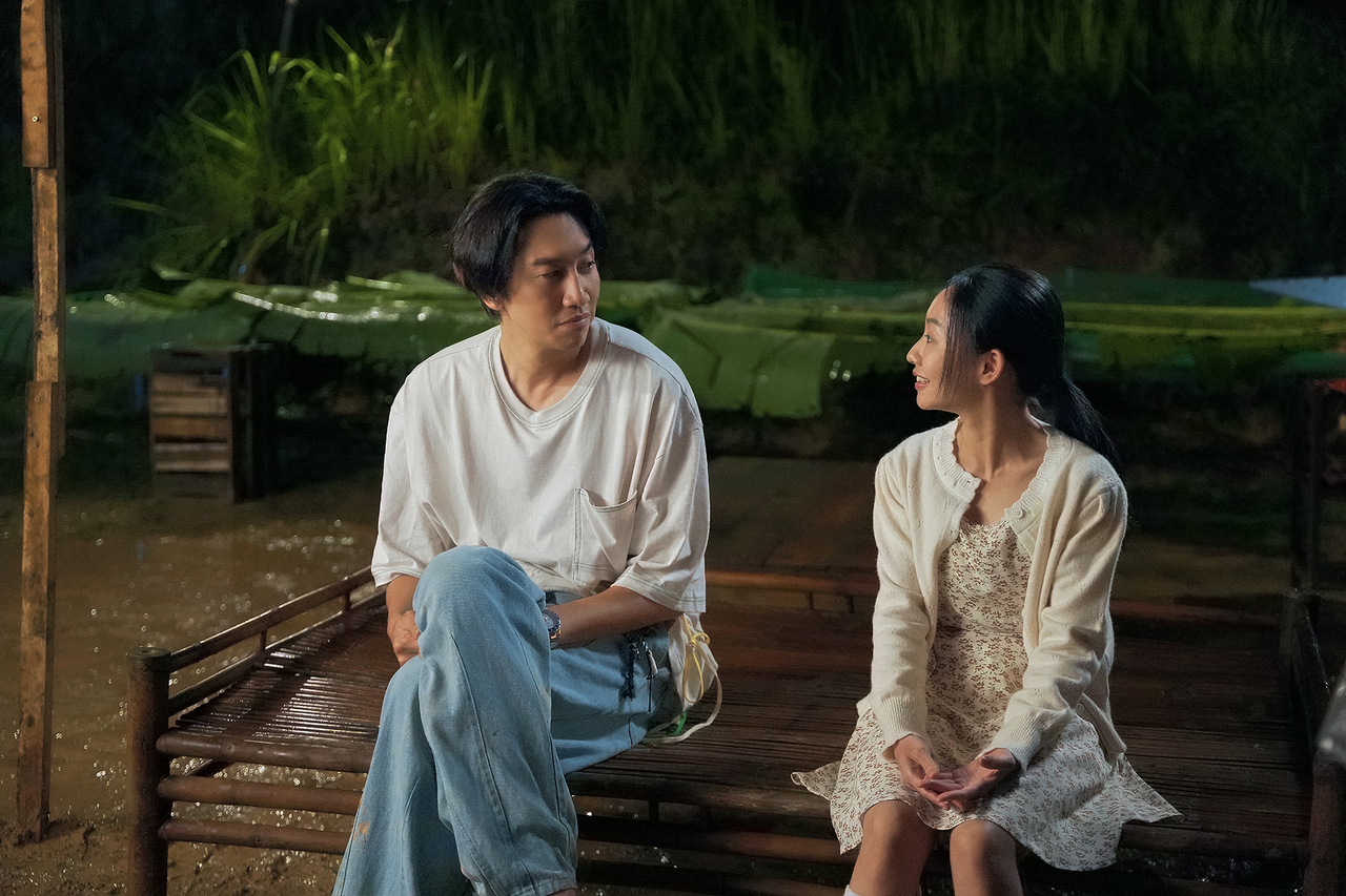 Lee Kwang-soo (left) and Hoang Hua in "Love Barista." (CJ CGV/Jerrygood Co.)