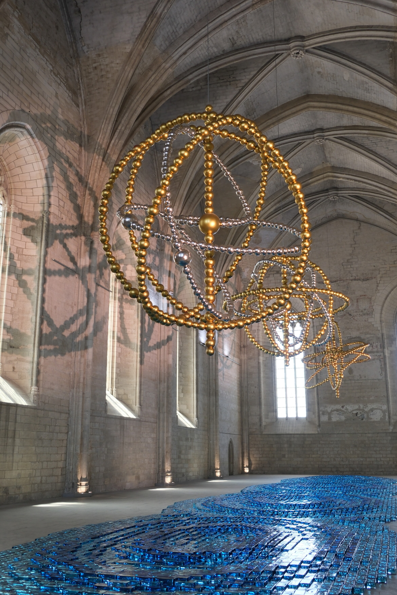 Tampilan instalasi “Othoniel Cosmos atau Hantu Cinta" di Palais des Papes, Avignon, Prancis (Pariwisata Avignon, Galeri Kukje)