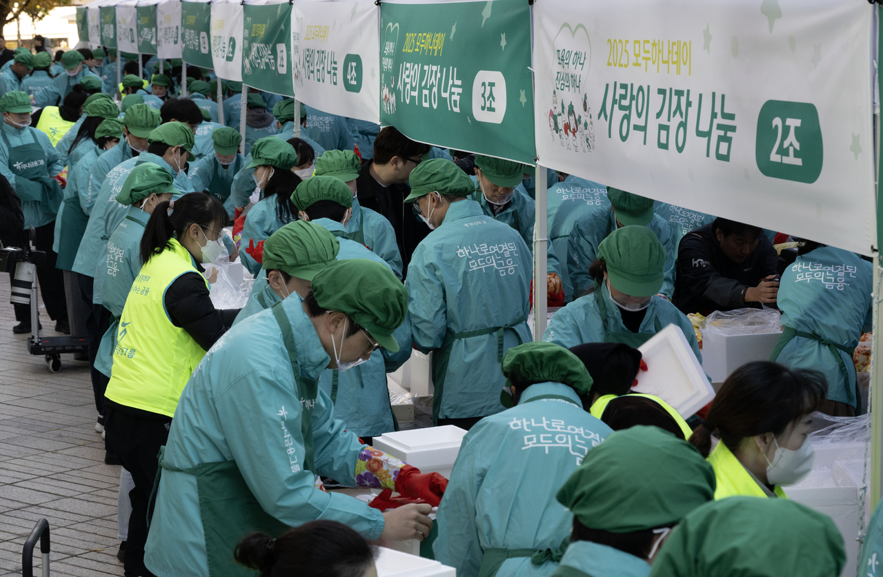 10일 오전 서울 중구 하나금융그룹 명동사옥에서 열린 2025 모두하나데이 사랑의 김장 나눔 행사에서 임직원들이 김장을 하고 있다. 임세준 기자