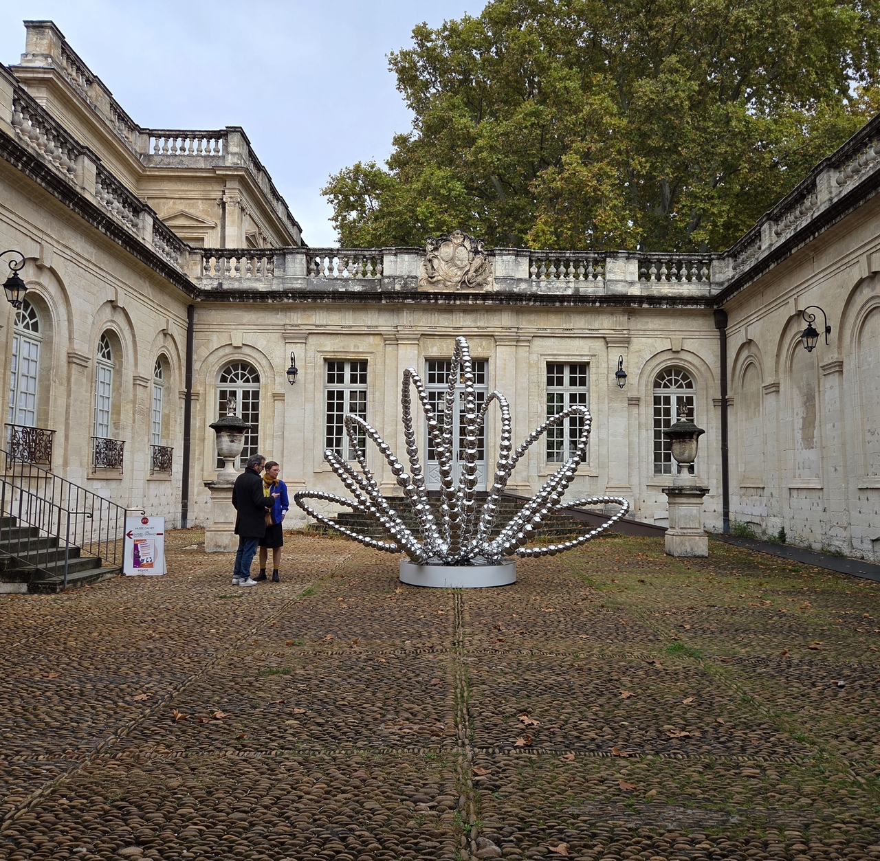 "Cermin Teratai" oleh Jean-Michel Othoniel di Calvet Museum di Avignon, Prancis (Park Yuna/The Korea Herald)