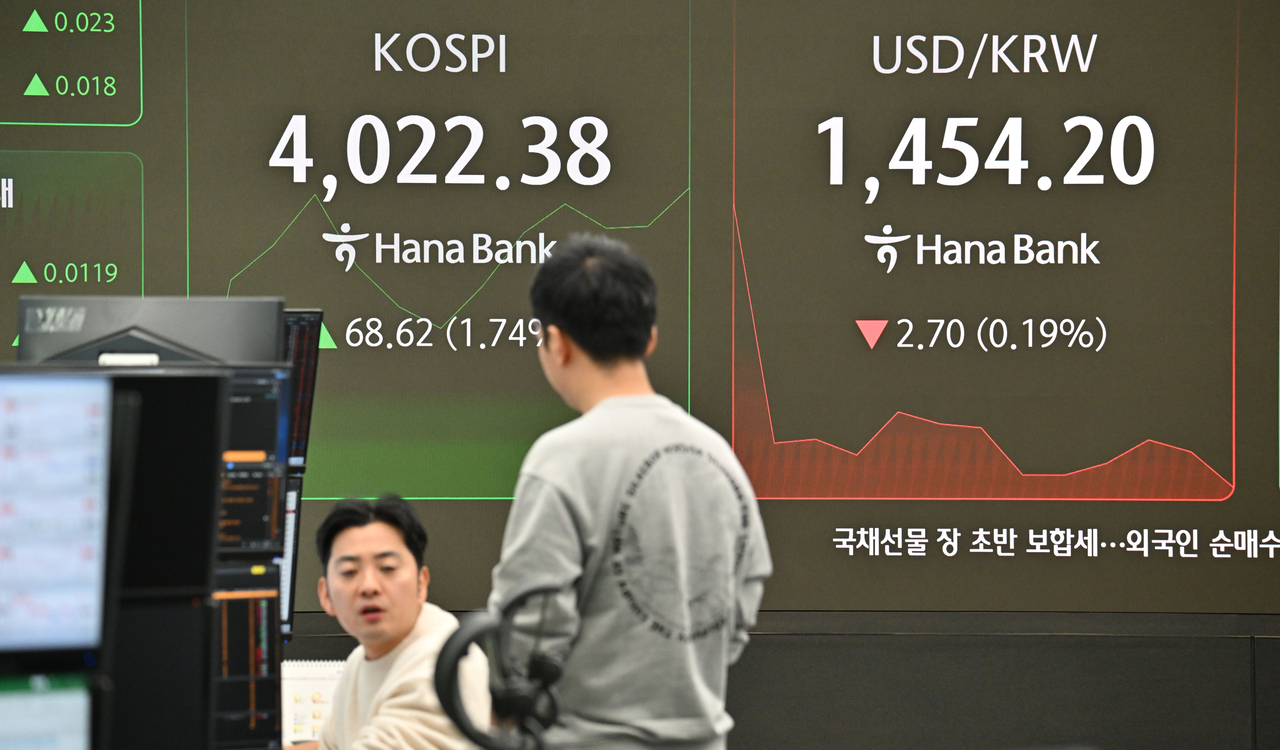 미국 셧다운 해제 기대감이 커지면서 최근 1460원 넘기며 폭등했던 환율이 1450원대로 내려왔다. 사진은 이날 서울 중구 하나은행 딜링룸 전광판. 임세준 기자